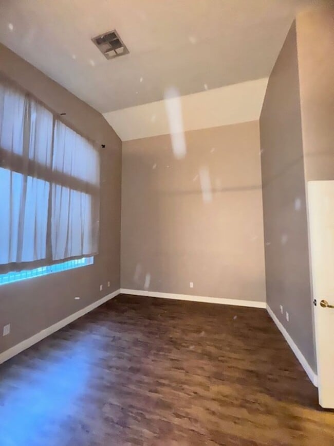 Building Photo - Charming  3-bedroom, 2-bathroom