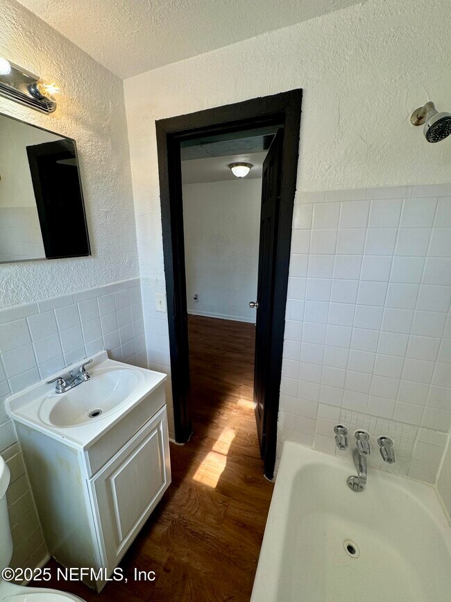 Building Photo - 929 W 27th St