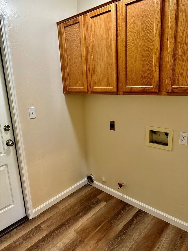 Building Photo - Northwest Dream Home!!!! 3+2 Granite Counters, Hardwood Floors, 3 Car Garage, RV Parking, and New...