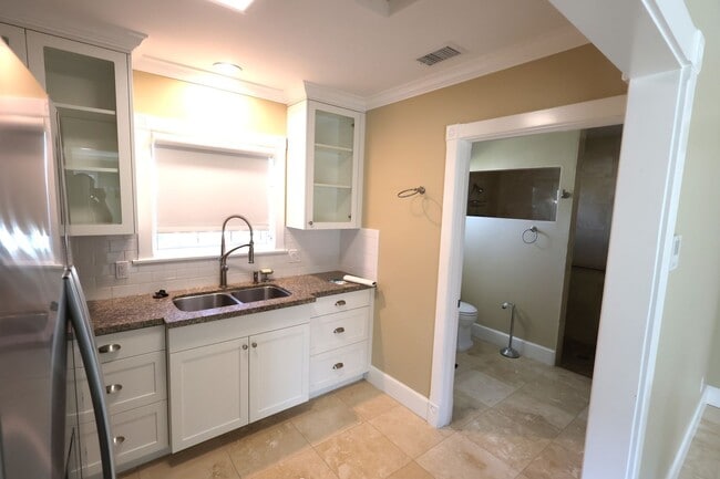 Building Photo - Modern Single ADU in El Segundo!