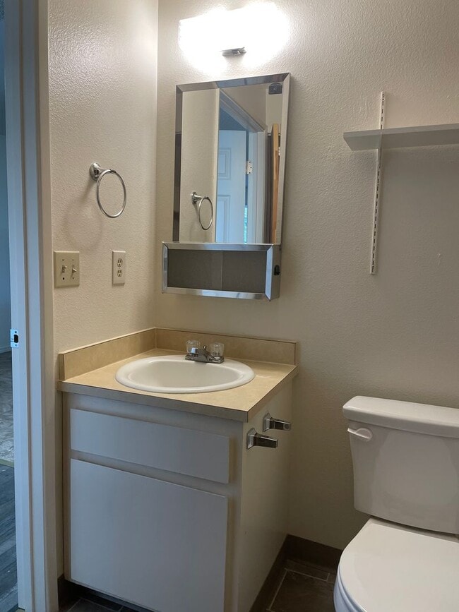 Building Photo - Nice Townhome-2 bed 1.5 Bath--Situated in the Friendly town of Grants Pass