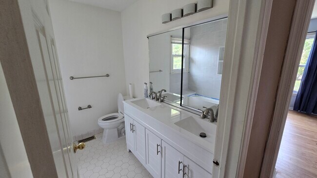 Building Photo - 1 Lenape Ln