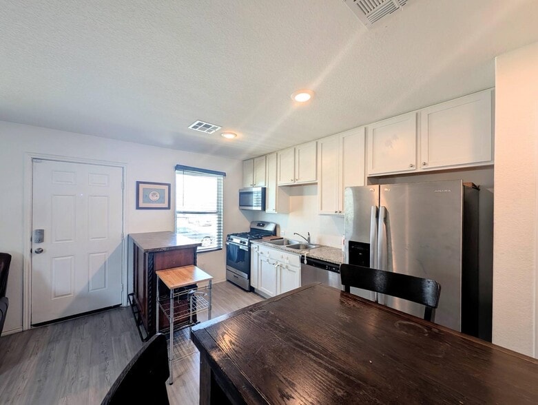 Building Photo - 8132 Nube Medina