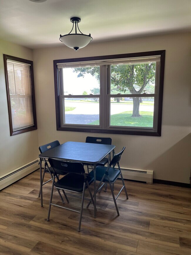 Breakfast nook area near kitchen - 2790 S Ridge Rd
