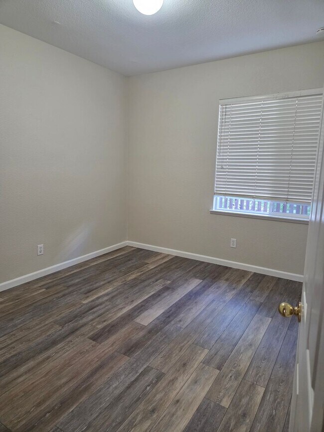 Building Photo - Cobble Hills Community - 3 Bdrm, 2 Bath