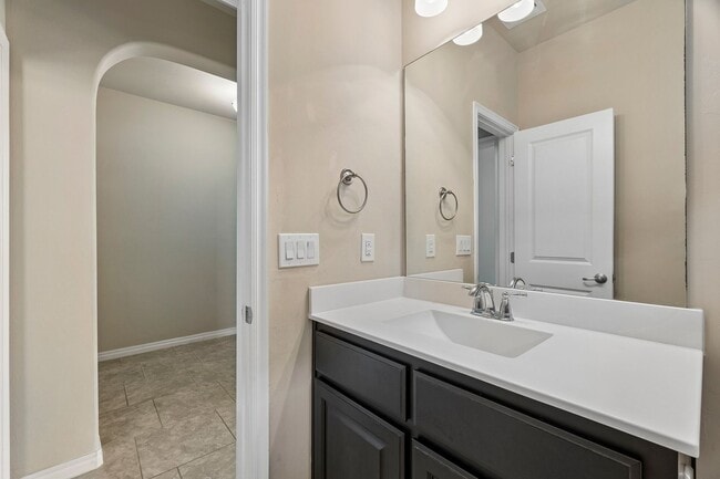 Building Photo - 3 bedroom 2 bath near Paycom!