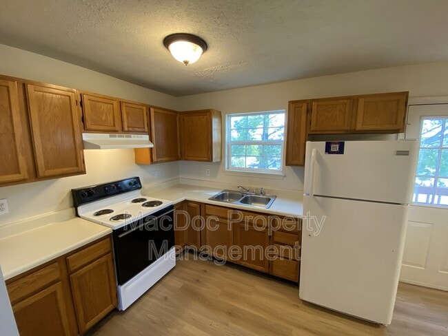Building Photo - 624 Highview Ct