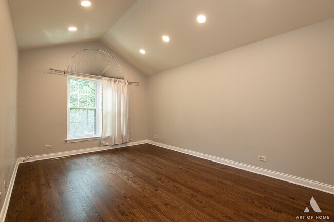 Building Photo - 115 Old Oak Ct E