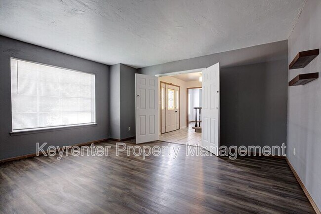 Building Photo - 1701 Oakhurst Ave