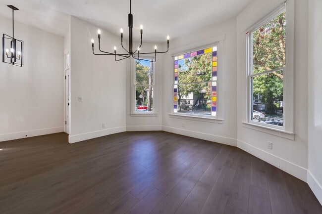 Building Photo - Fully Updated 2BR/2BA Victorian with Priva...