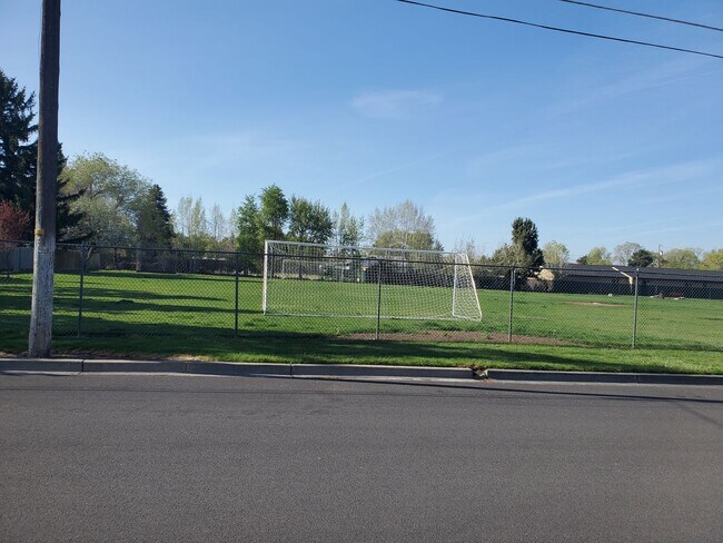 Building Photo - 1545 SW Kalama Ave