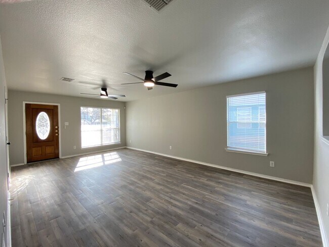 Building Photo - Beautiful Home in Redbird Ranch
