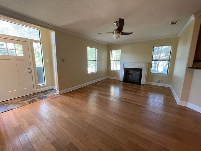 Building Photo - 7bed/6.5bath + 3 car garage and carport