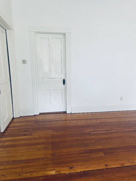 Building Photo - 219 W 15th St