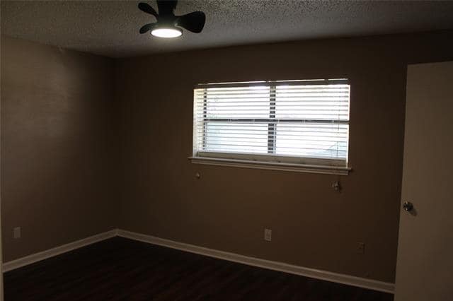Building Photo - 927 Bluebird Dr