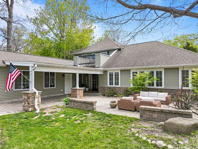 Building Photo - 1069 Sauganash Dr