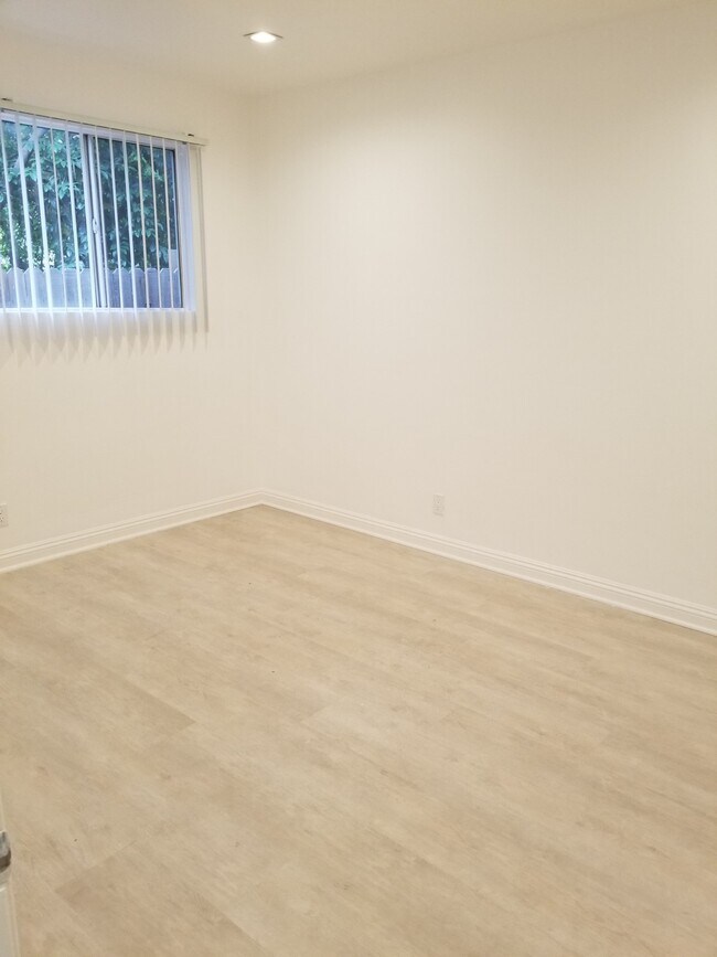 Building Photo - 1132 S Oakhurst Dr