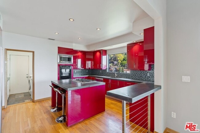 Building Photo - 8614 Hollywood Blvd