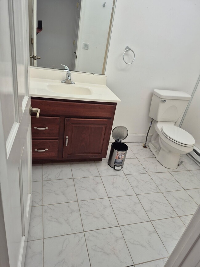 Building Photo - 807 Sarah St