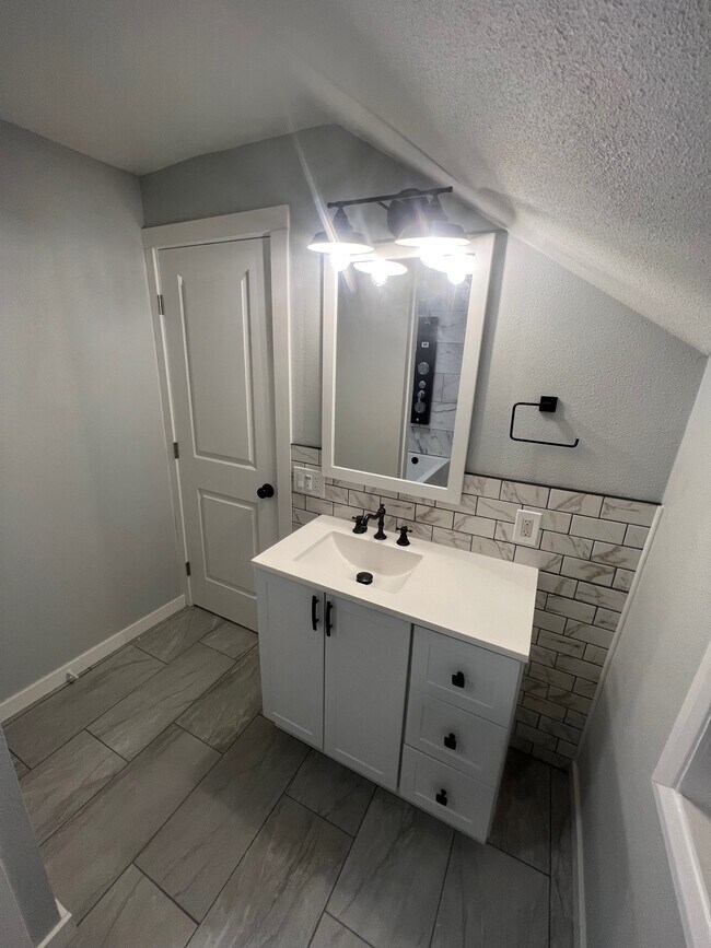 Building Photo - 305 Calistoga St W