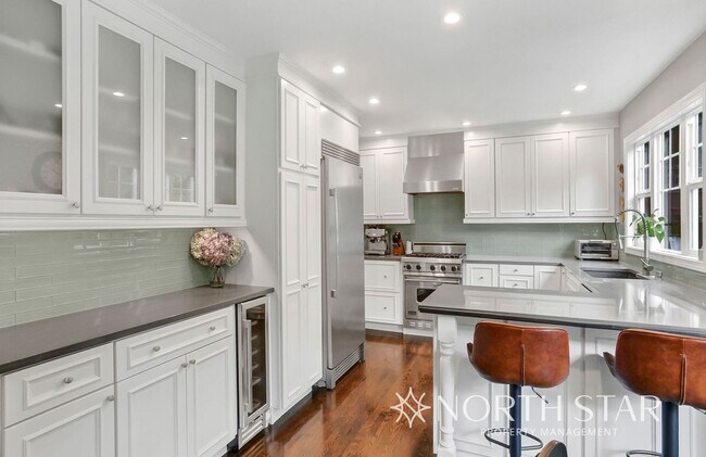 Building Photo - $1000 Off First Months Rent in Lake Oswego
