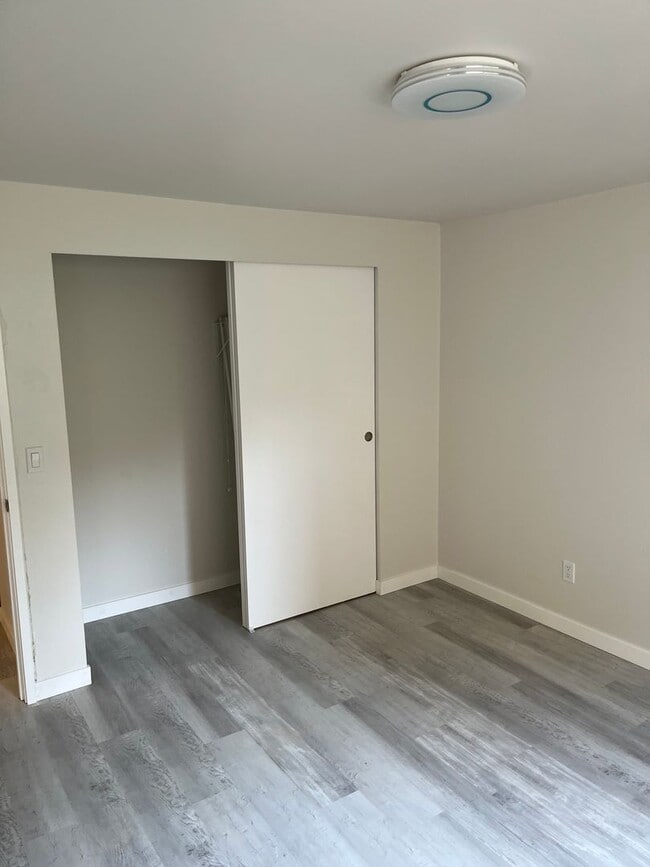 Building Photo - W55-56