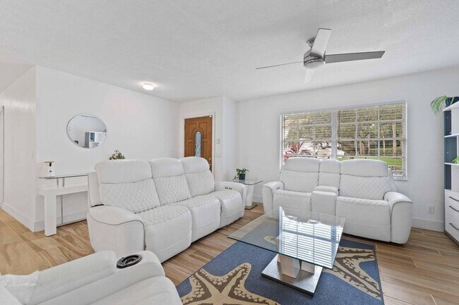 Building Photo - 5554 Hibiscus Rd