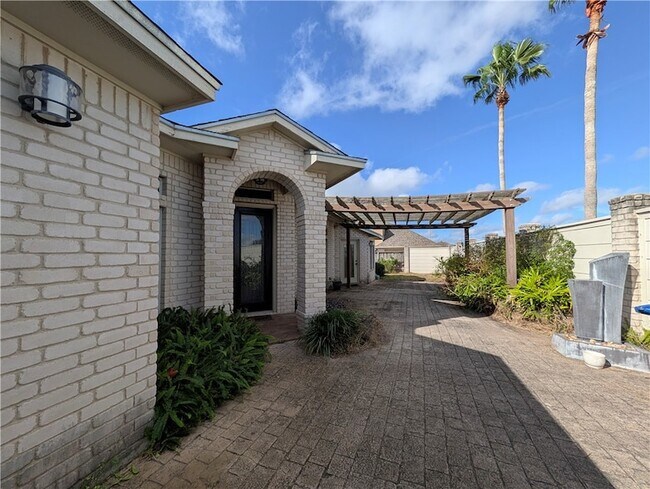 Building Photo - 7413 Long S Dr