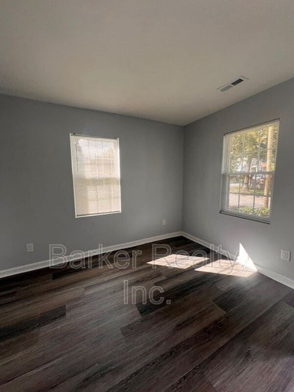 Building Photo - 1602 Pender St