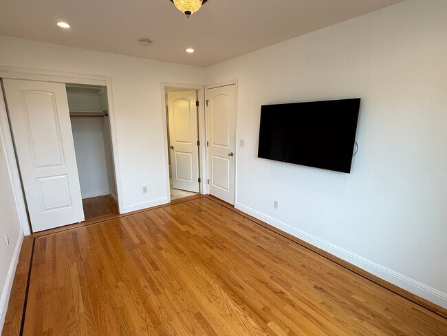 Building Photo - 882