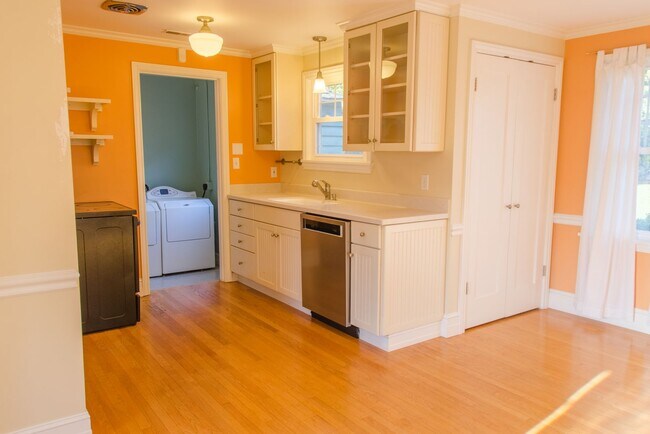 Building Photo - 2bd/1ba Seattle Home
