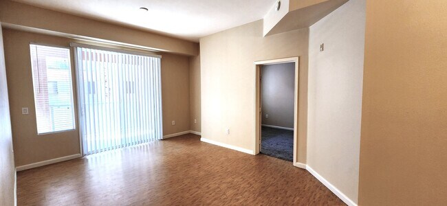 Building Photo - 2 Bedroom recently painted 2nd Floor Condo in Guard Gated Park Avenue!