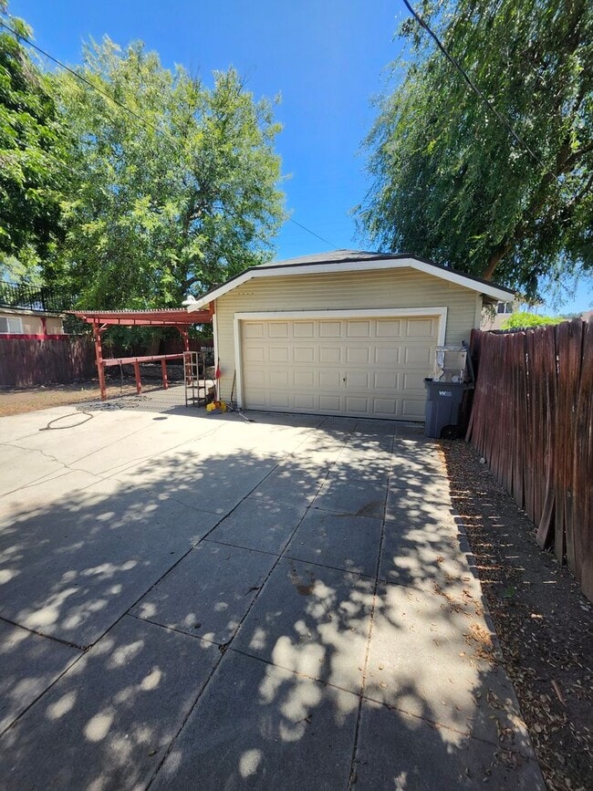Building Photo - Charming Colonial-Style 2-Bedroom Home in ...