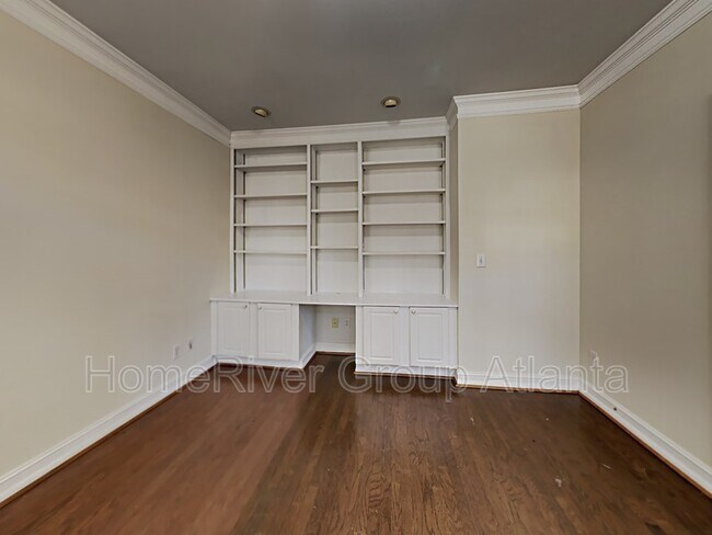 Building Photo - 1040 Queensgate Dr SE