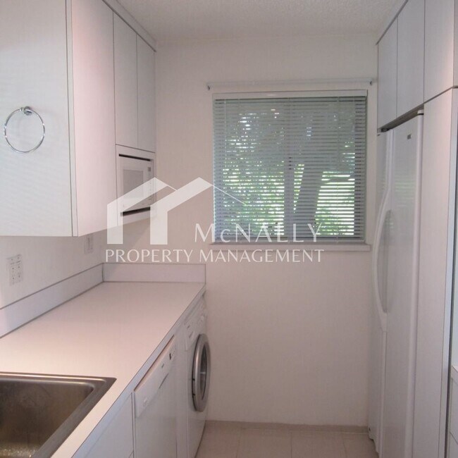 Building Photo - Beautiful 1 Bedroom Water View Condo