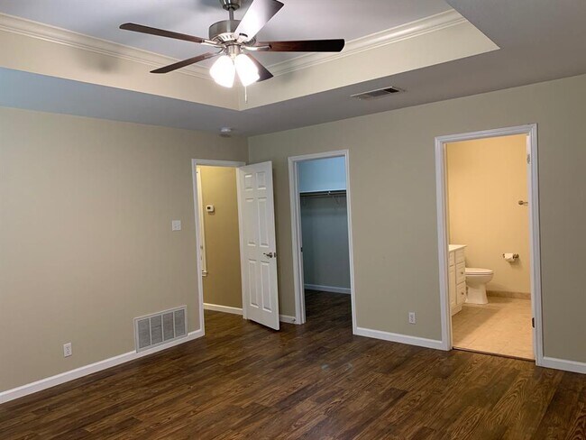 Building Photo - 305 Presidio Dr