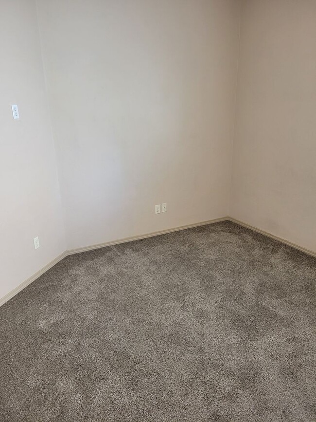 Building Photo - 3 Bedroom, 2 Bathroom Home!