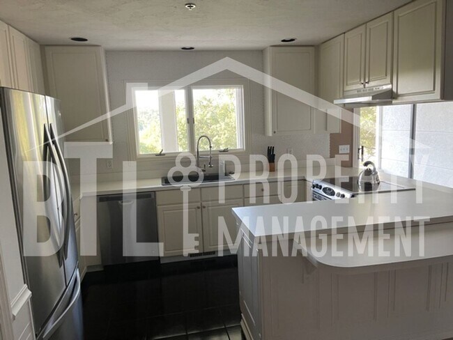 Building Photo - Beautiful Two Bedroom Condo in Palace View Place