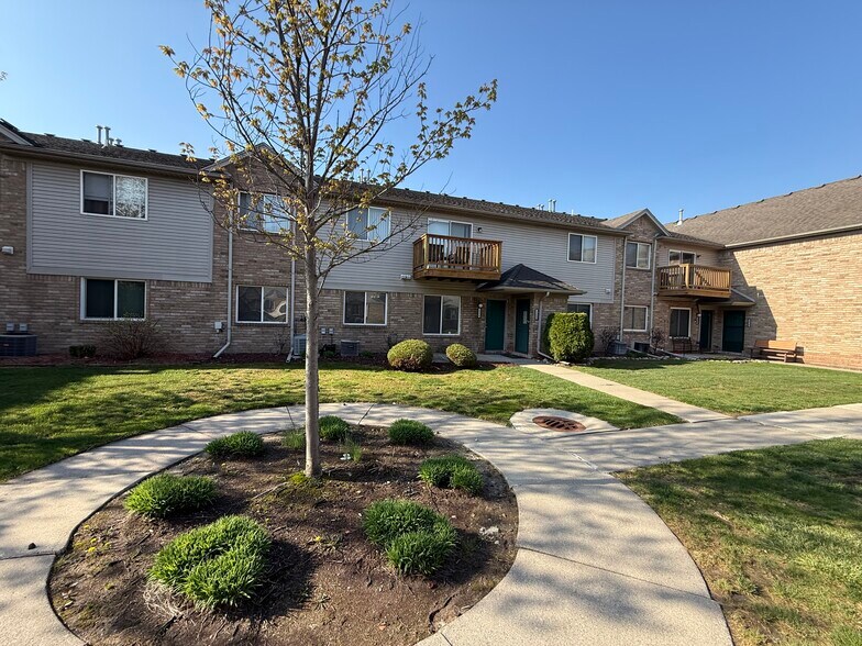 Building Photo - 2216 Frazho Rd