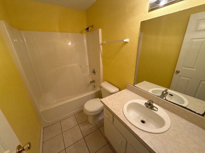 Building Photo - 1910 NW 12th Ave