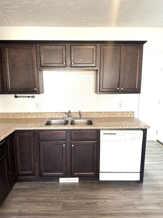 Building Photo - Spacious 4 Bed Home Near Bass Pro with Detached Garage & Fenced Yard