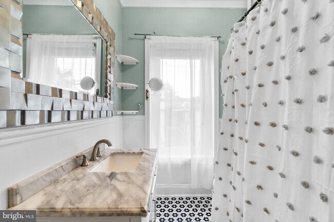 Building Photo - 15 E 4th St