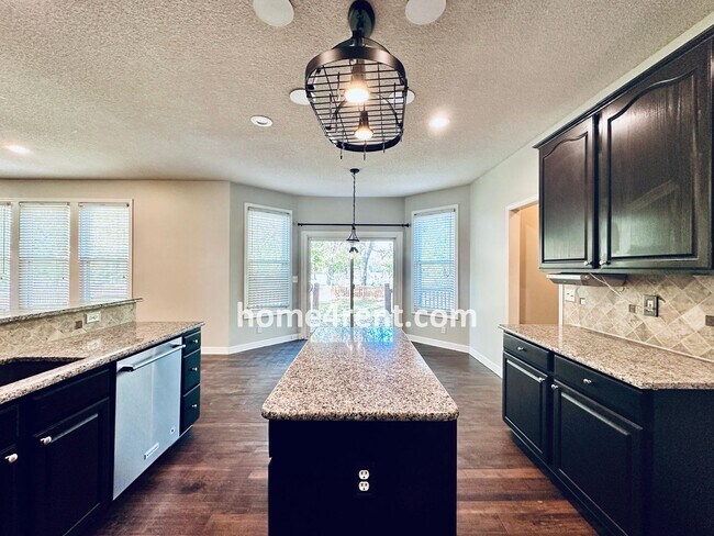 Building Photo - Elegant Cul-de-Sac Retreat with 5th Bedroo...