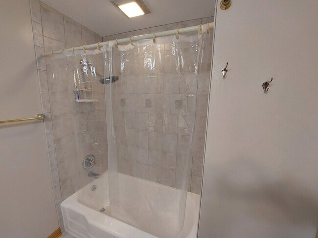Building Photo - 3 bedroom 1.5 bath brick ranch home with f...