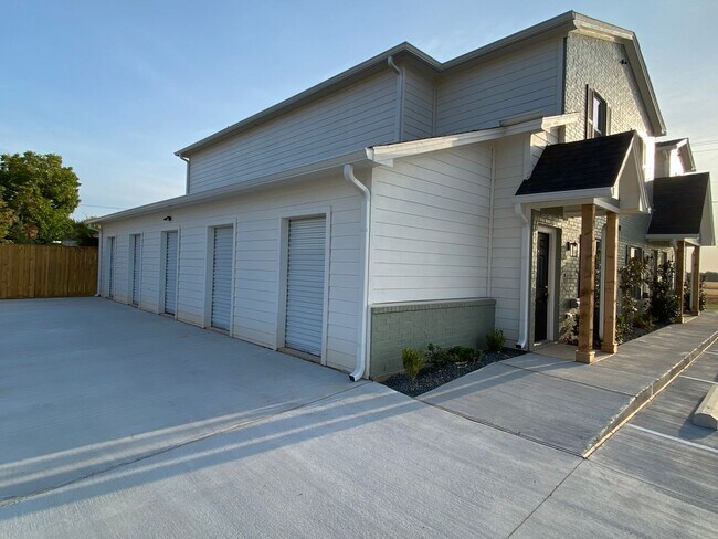 Building Photo - 1402 Courtney Pl
