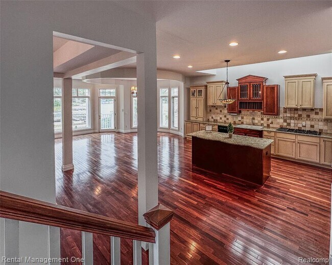 Building Photo - 5742 Putnam Dr