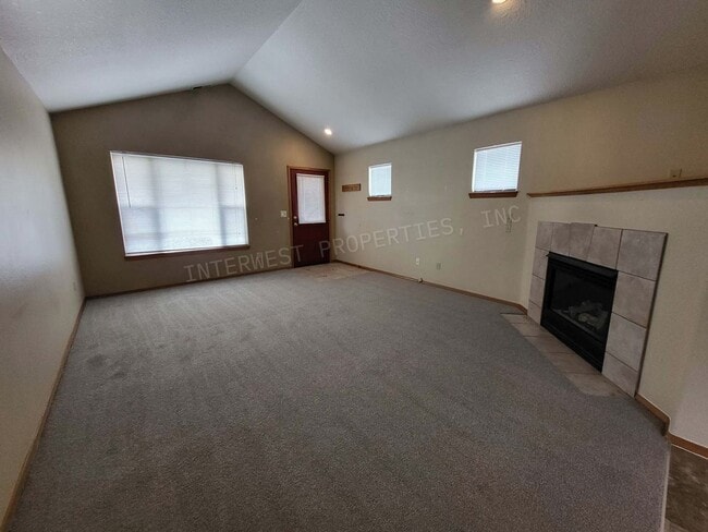 Building Photo - 3bd 2 ba Townhouse w/Washer/Dryer in Unit, Yard and Garage!