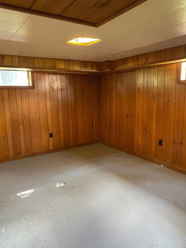 Building Photo - 3 Bedroom, 1 Bath Ranch In Roanoke County