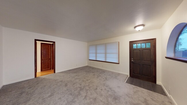 Building Photo - 3 Bedroom Home on Coroner Lot, Near Corona...