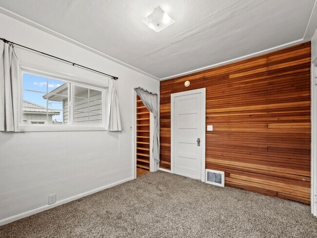 Building Photo - Peaceful northside home